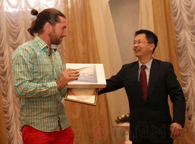 He is a runner-up of Painting Sculpture and Grapic Contest organised by Genaral Consulate of People Republic of China